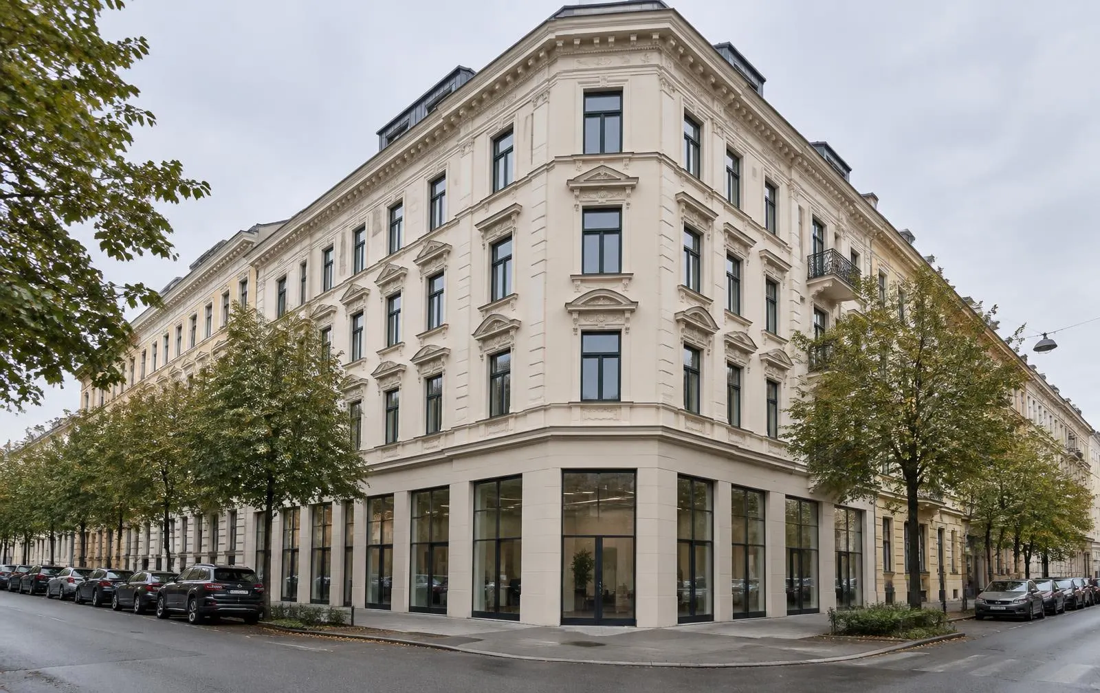 Saniertes Wiener Gründerzeit-Eckhaus mit Büroflächen im Erdgeschoß