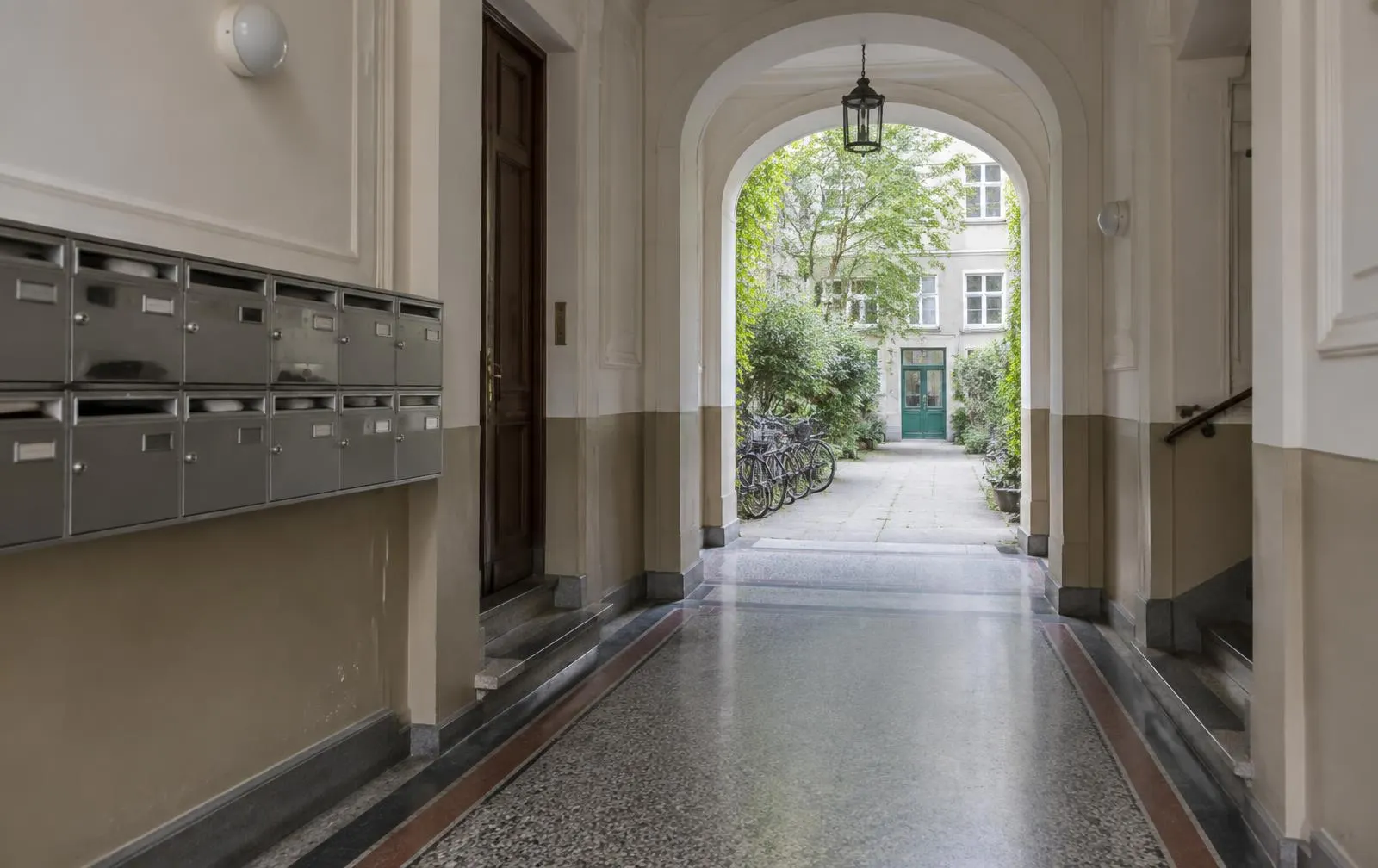 Hauseingang eines Wiener Wohnhauses mit Briefkastenanlage und Innenhof